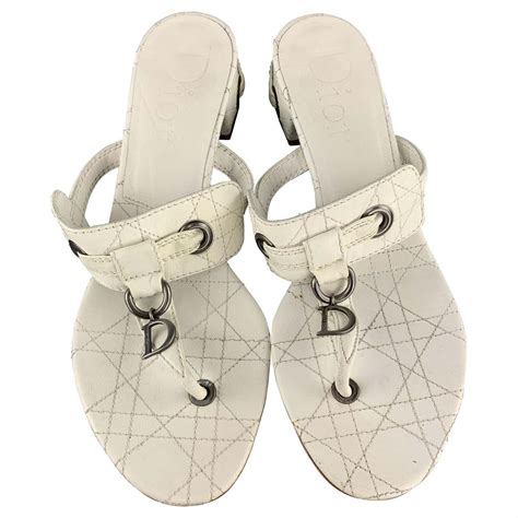 Weiße Christian Dior Cannage Sandalen mit Absatz in Weiß